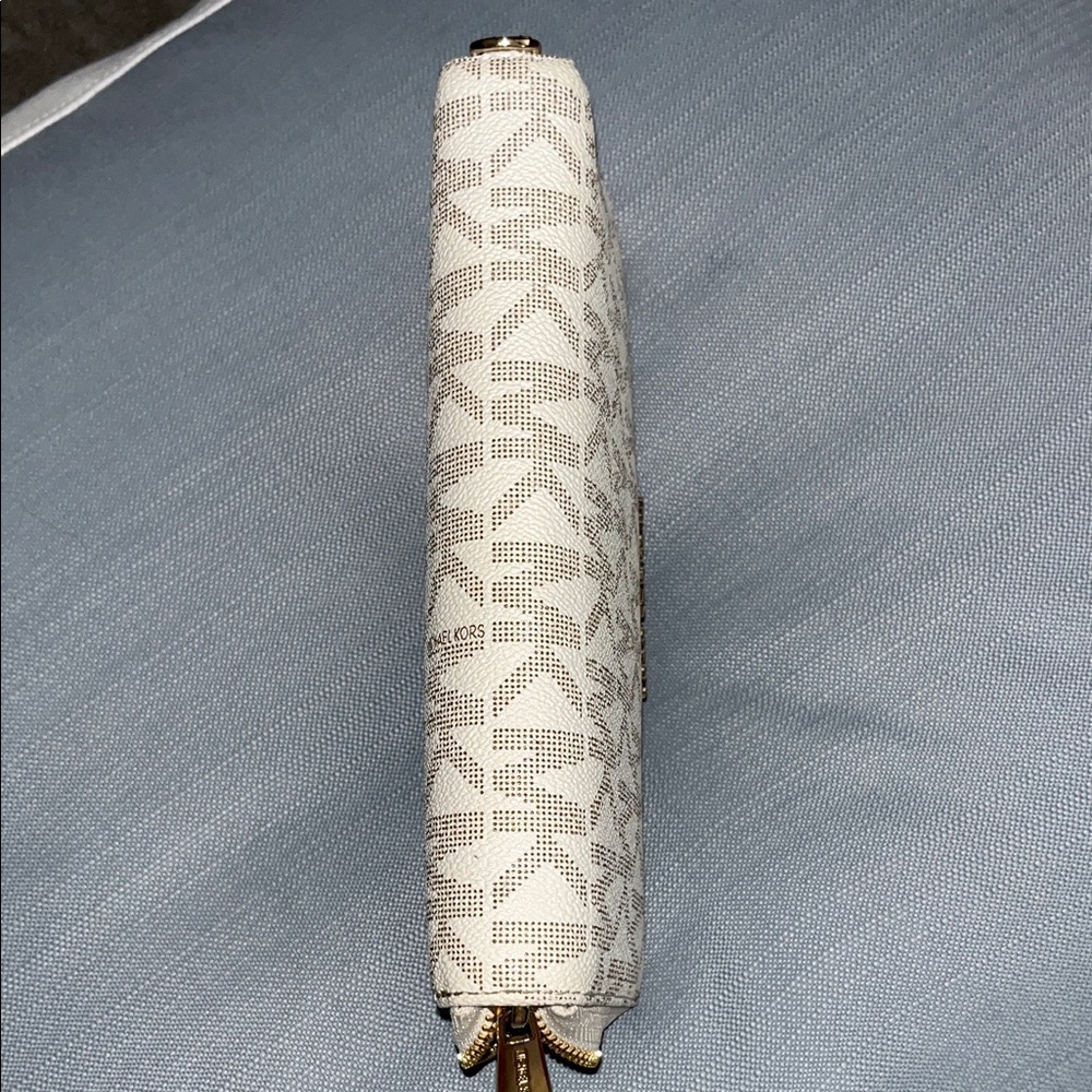 Michael Kors Monogram Key & Card Holder in Cream - Picture 16 of 16